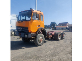 Vrachtwagen met open laadbak IVECO