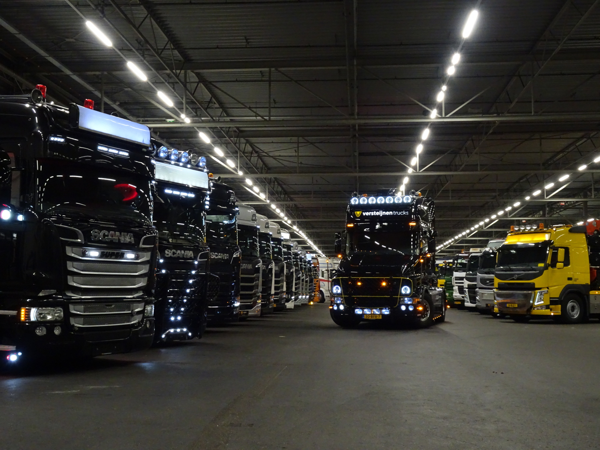 Versteijnen Trucks B.V. - Voertuigen te koop undefined: afbeelding 1