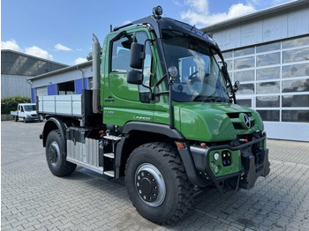 Kipper vrachtwagen UNIMOG