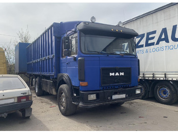 Vrachtwagen met open laadbak MAN