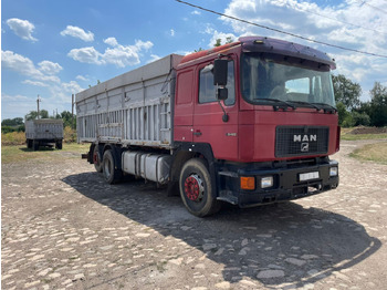 Vrachtwagen met open laadbak MAN 25.422