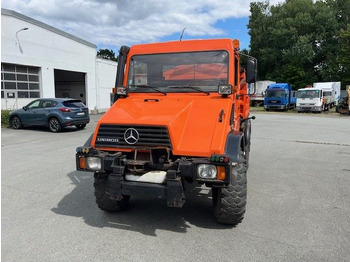 Kipper vrachtwagen UNIMOG