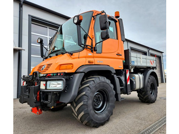 Kipper vrachtwagen UNIMOG U300