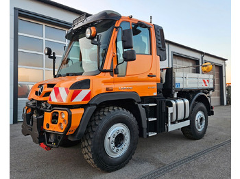 Kipper vrachtwagen UNIMOG