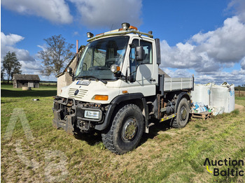 Kipper vrachtwagen UNIMOG U400