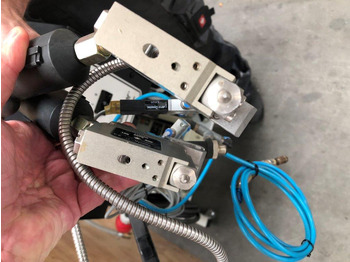 Drukmachine Dynatec Quattro Challenger glue melter with two application nozzles Dy 2002 control unit for 8 channels: afbeelding 3 Drukmachine Dynatec Quattro Challenger glue melter with two application nozzles Dy 2002 control unit for 8 channels: afbeelding 3