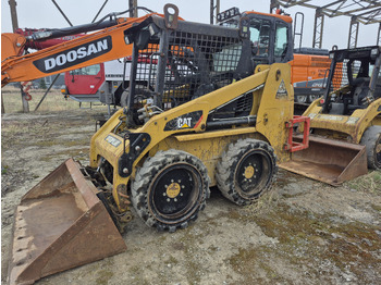 Schranklader CATERPILLAR 216B3