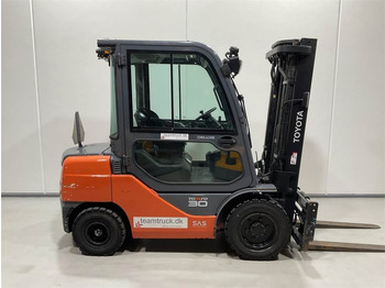 Diesel heftruck TOYOTA FDF 30