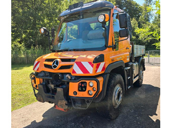 Vrachtwagen met open laadbak UNIMOG