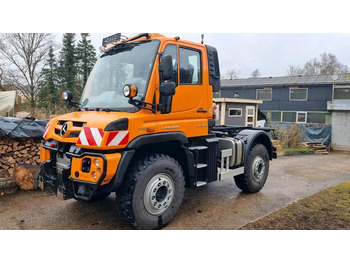 Vrachtwagen met open laadbak UNIMOG