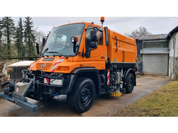 Veegwagen UNIMOG U400