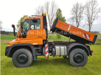 Kipper vrachtwagen UNIMOG U400