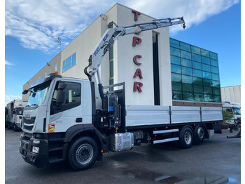 Vrachtwagen met open laadbak IVECO