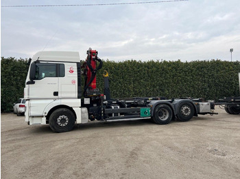 Haakarmsysteem vrachtwagen MAN TGX 26.480 SCARRABILE CON GRU: afbeelding 3 Haakarmsysteem vrachtwagen MAN TGX 26.480 SCARRABILE CON GRU: afbeelding 3