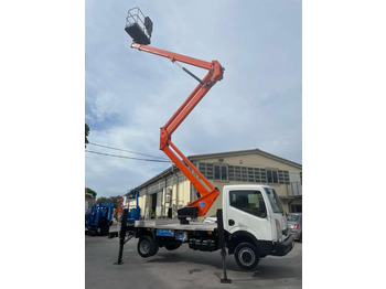 Vrachtwagen hoogwerker