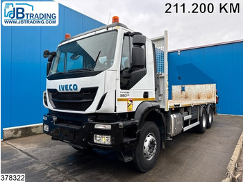 Vrachtwagen met open laadbak IVECO Trakker