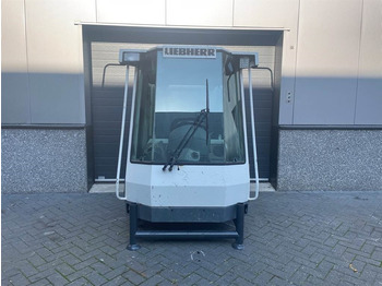 Cabine en interieur LIEBHERR