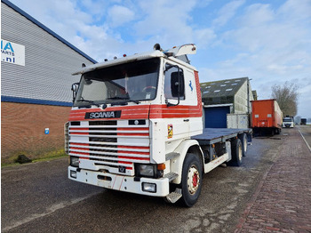 Vrachtwagen met open laadbak SCANIA R142