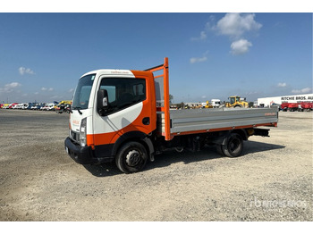 Vrachtwagen met open laadbak NISSAN