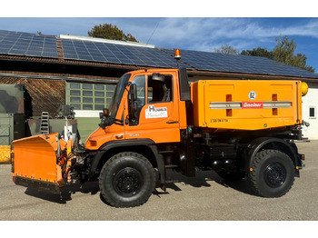 Kipper vrachtwagen UNIMOG U500