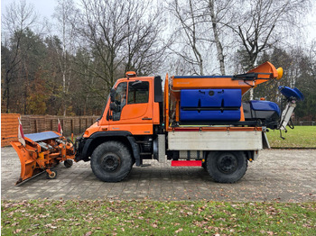Vrachtwagen UNIMOG U400