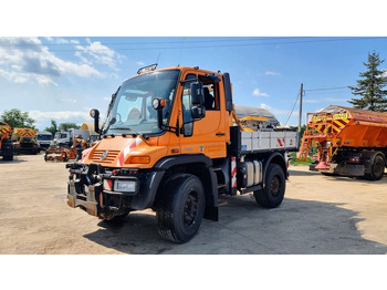 Gemeentelijke tractor UNIMOG U400
