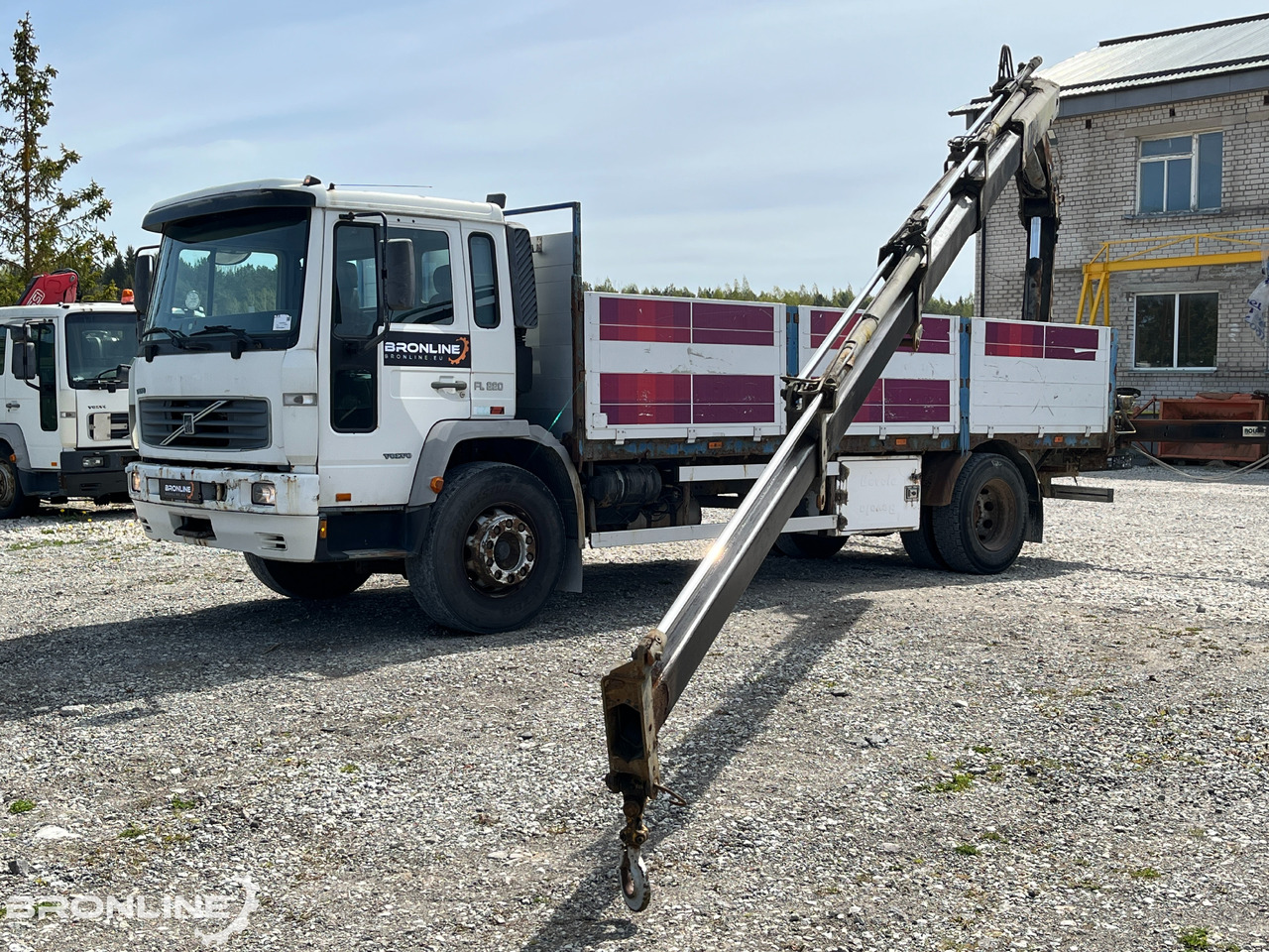 2000 Volvo FL220 4x2 + Hiab 102-4 - Vrachtwagen met open laadbak, Kraanwagen: afbeelding 1 2000 Volvo FL220 4x2 + Hiab 102-4 - Vrachtwagen met open laadbak, Kraanwagen: afbeelding 1