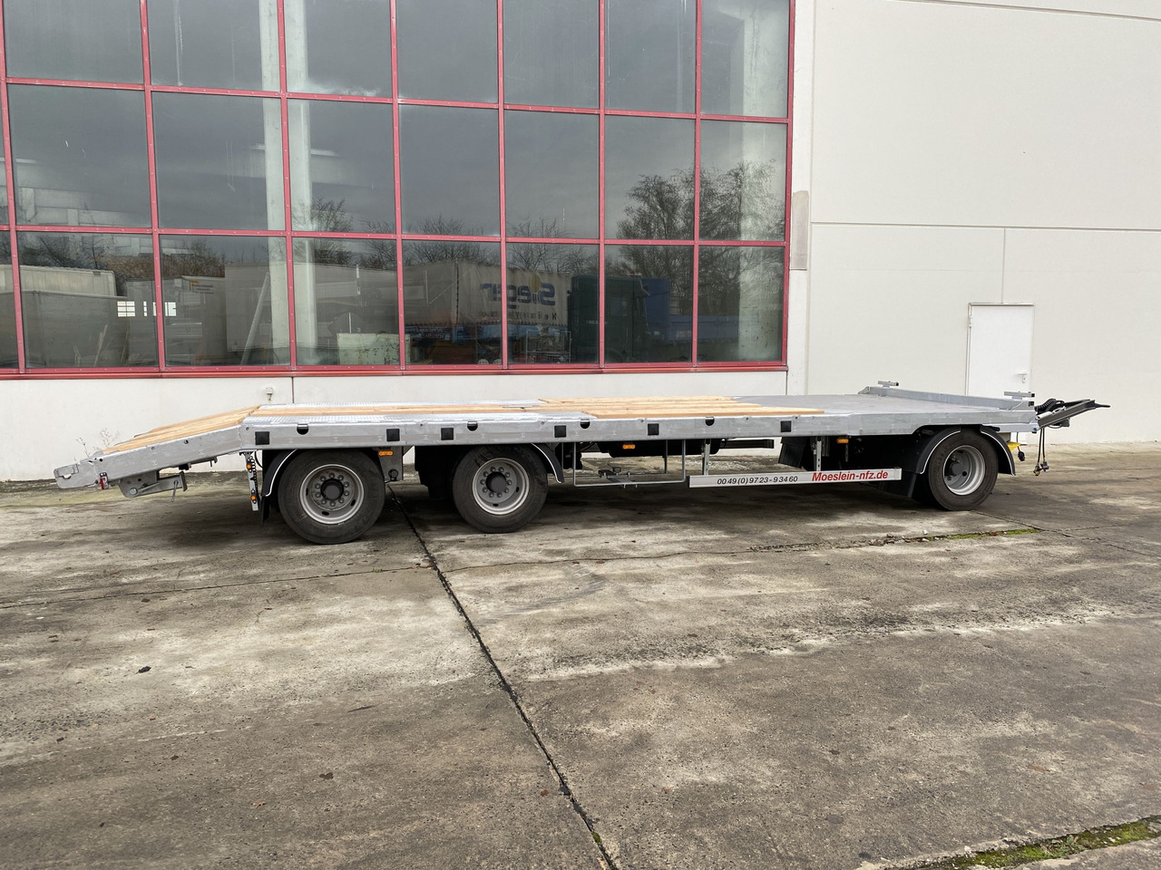Möslein T 3-P9,2 OR 3 Achs Tieflader gerader Ladefläche 9 m, Neufahrzeug - Dieplader aanhangwagen: afbeelding 3 Möslein T 3-P9,2 OR 3 Achs Tieflader gerader Ladefläche 9 m, Neufahrzeug - Dieplader aanhangwagen: afbeelding 3