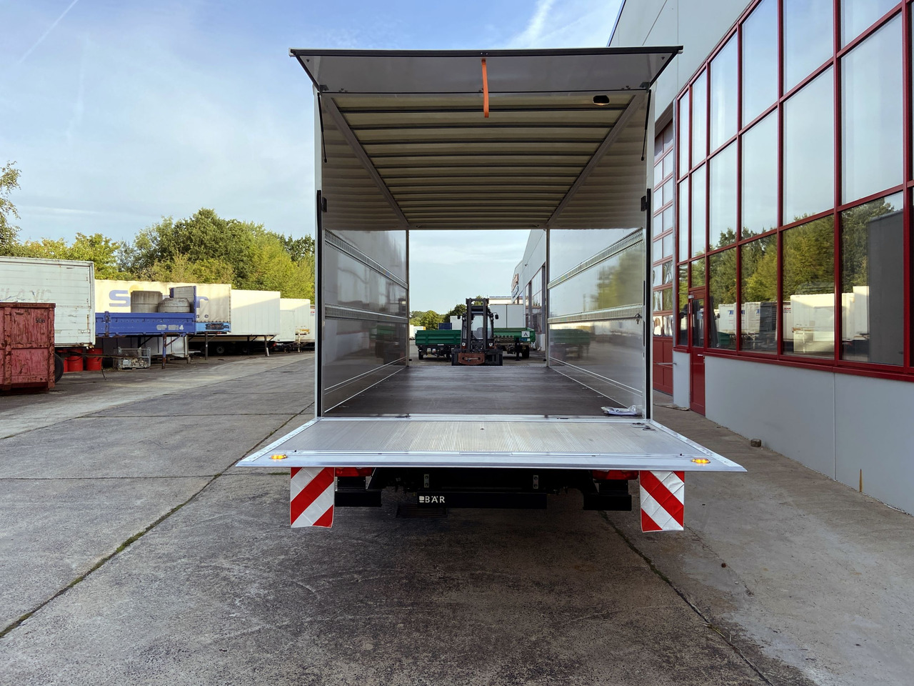 Möslein TK0105D-L Weiß Tandem Koffer, Ladebordwand 1,5 t + DurchladbarNeufahrzeug -- - Gesloten aanhangwagen: afbeelding 2 Möslein TK0105D-L Weiß Tandem Koffer, Ladebordwand 1,5 t + DurchladbarNeufahrzeug -- - Gesloten aanhangwagen: afbeelding 2