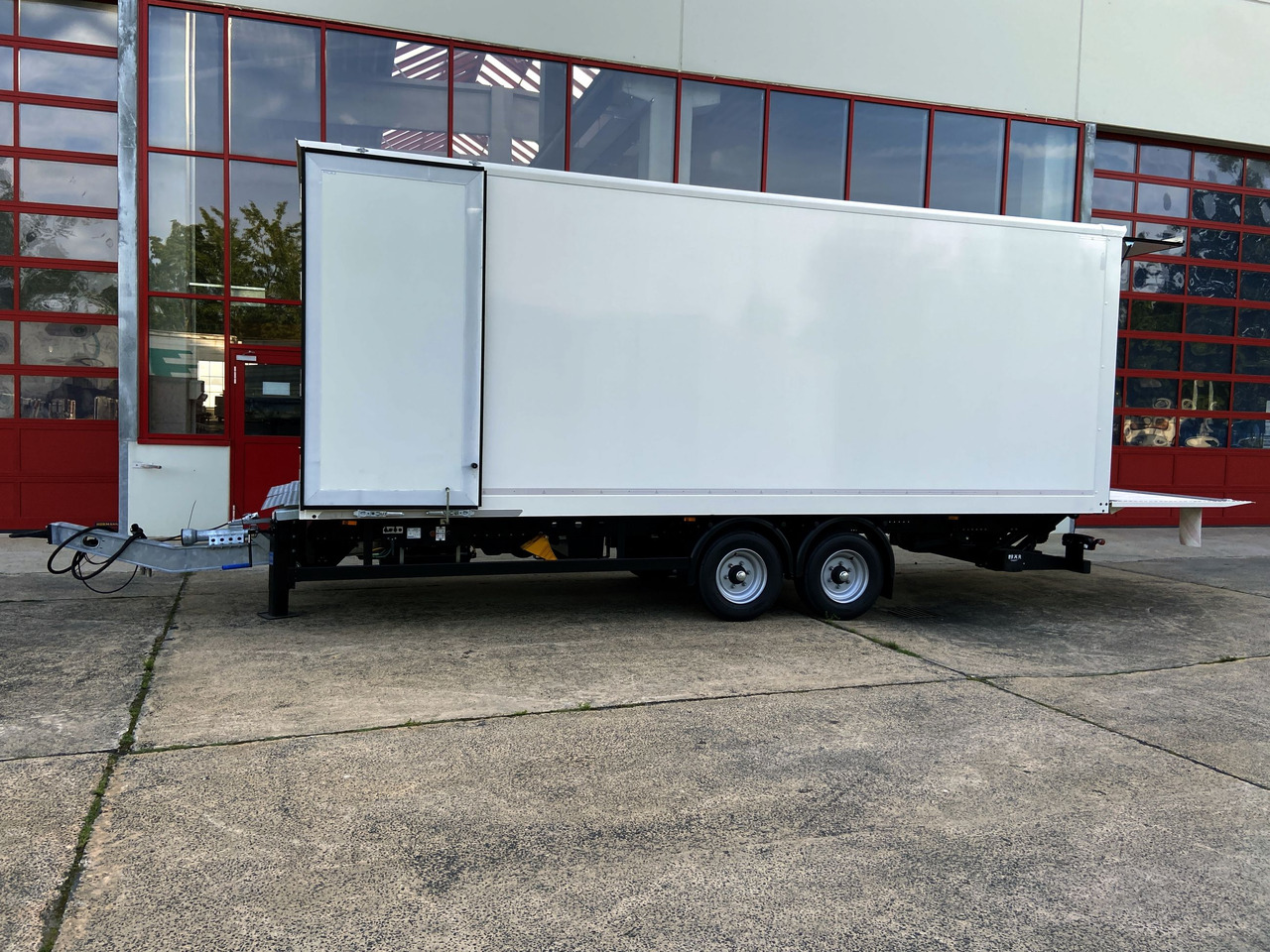 Möslein TK0105D-L Weiß Tandem Koffer, Ladebordwand 1,5 t + DurchladbarNeufahrzeug -- - Gesloten aanhangwagen: afbeelding 3 Möslein TK0105D-L Weiß Tandem Koffer, Ladebordwand 1,5 t + DurchladbarNeufahrzeug -- - Gesloten aanhangwagen: afbeelding 3