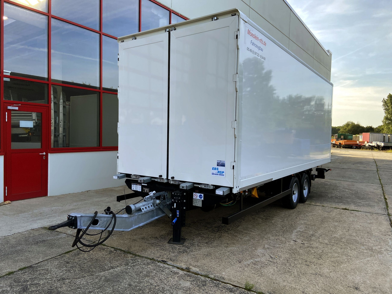 Möslein TK0105D-L Weiß Tandem Koffer, Ladebordwand 1,5 t + DurchladbarNeufahrzeug -- - Gesloten aanhangwagen: afbeelding 4 Möslein TK0105D-L Weiß Tandem Koffer, Ladebordwand 1,5 t + DurchladbarNeufahrzeug -- - Gesloten aanhangwagen: afbeelding 4