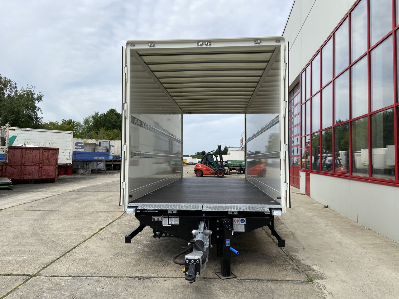 Möslein TKO 105 D 7m weiß Tandem- Koffer, Durchladbar, -- Neufahrzeug -- - Gesloten aanhangwagen: afbeelding 3 Möslein TKO 105 D 7m weiß Tandem- Koffer, Durchladbar, -- Neufahrzeug -- - Gesloten aanhangwagen: afbeelding 3