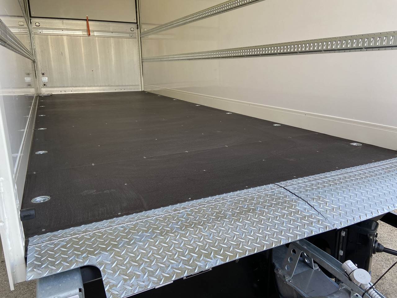 Nieuw Gesloten aanhangwagen Möslein TKO105 D-L 7 m Tandem Koffer, Ladebordwand 1,5 t + DurchladbarNeufahrzeug --: afbeelding 6 Nieuw Gesloten aanhangwagen Möslein TKO105 D-L 7 m Tandem Koffer, Ladebordwand 1,5 t + DurchladbarNeufahrzeug --: afbeelding 6