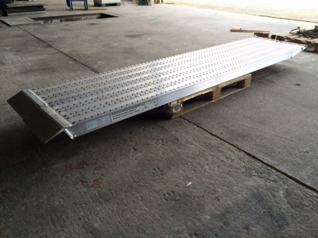 NEU Auffahrrampen, Alurampen,Verladerampen, 8 to Länge 3,25m - Laadbrug: afbeelding 3 NEU Auffahrrampen, Alurampen,Verladerampen, 8 to Länge 3,25m - Laadbrug: afbeelding 3