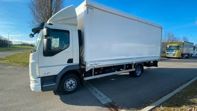 DAF LF 210 8t Pritsche-Plane LBW Tageszulassung DAF FA LF 210 08t Spier Pritsche-Plane - Schuifzeilen vrachtwagen: afbeelding 1 DAF LF 210 8t Pritsche-Plane LBW Tageszulassung DAF FA LF 210 08t Spier Pritsche-Plane - Schuifzeilen vrachtwagen: afbeelding 1