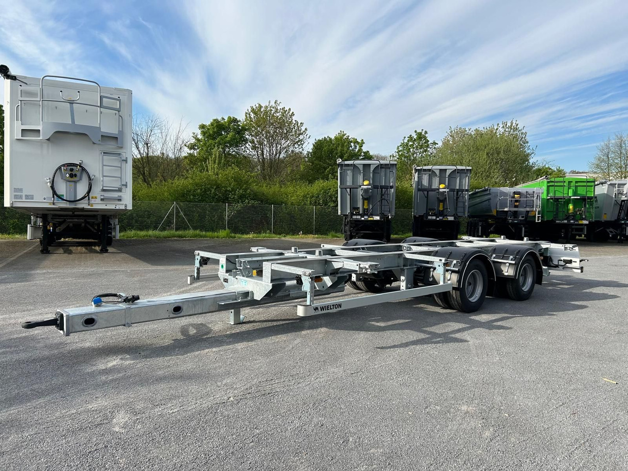 Wielton BDF Anhänger VOLUME Abstellhöhe 920-1020 mm Wielton BDF Anhänger VOLUME Abstellhöhe 920-1020 mm - Containertransporter/ Wissellaadbak aanhangwagen: afbeelding 1 Wielton BDF Anhänger VOLUME Abstellhöhe 920-1020 mm Wielton BDF Anhänger VOLUME Abstellhöhe 920-1020 mm - Containertransporter/ Wissellaadbak aanhangwagen: afbeelding 1