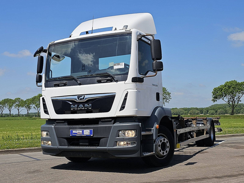 MAN 12.250 TGM LL AIRCO TAILLIFT - Containertransporter/ Wissellaadbak vrachtwagen: afbeelding 1 MAN 12.250 TGM LL AIRCO TAILLIFT - Containertransporter/ Wissellaadbak vrachtwagen: afbeelding 1