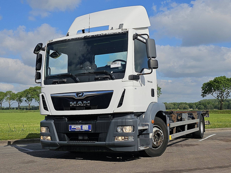 MAN 12.250 TGM LL AIRCO TAILLIFT - Containertransporter/ Wissellaadbak vrachtwagen: afbeelding 1 MAN 12.250 TGM LL AIRCO TAILLIFT - Containertransporter/ Wissellaadbak vrachtwagen: afbeelding 1
