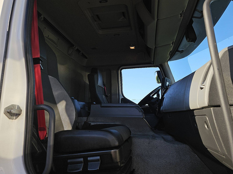 Interieur foto 1: Bakwagen Renault D 270 19T AIRCO TAILLIFT