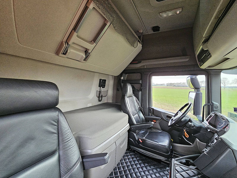Interieur foto 2: Trekker Scania R650 6X4 RETARDER LED