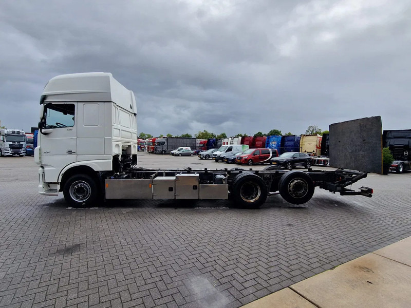 DAF XF 530 SuperSpaceCab 6x2*4 - Chassis 740 cm - Loadlift - Steering axle - Leather - - Chassis vrachtwagen: afbeelding 4 DAF XF 530 SuperSpaceCab 6x2*4 - Chassis 740 cm - Loadlift - Steering axle - Leather - - Chassis vrachtwagen: afbeelding 4