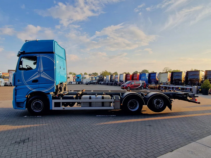Mercedes-Benz Actros 2553 6x2 - BDF - Retarder - 4.90 WB - Loadlift - Full air - Containertransporter/ Wissellaadbak vrachtwagen: afbeelding 4 Mercedes-Benz Actros 2553 6x2 - BDF - Retarder - 4.90 WB - Loadlift - Full air - Containertransporter/ Wissellaadbak vrachtwagen: afbeelding 4