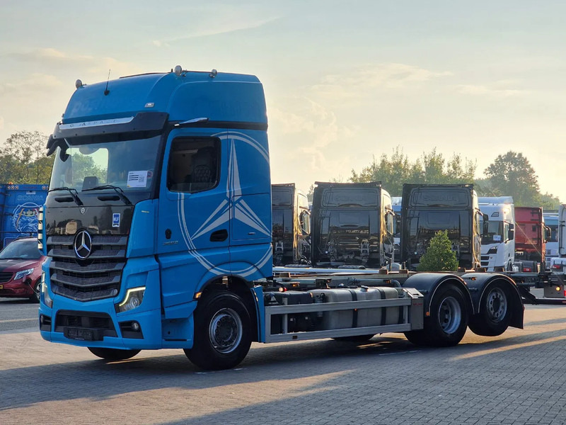 Mercedes-Benz Actros 2553 6x2 - BDF - Retarder - 4.90 WB - Loadlift - Full air - Containertransporter/ Wissellaadbak vrachtwagen: afbeelding 3 Mercedes-Benz Actros 2553 6x2 - BDF - Retarder - 4.90 WB - Loadlift - Full air - Containertransporter/ Wissellaadbak vrachtwagen: afbeelding 3