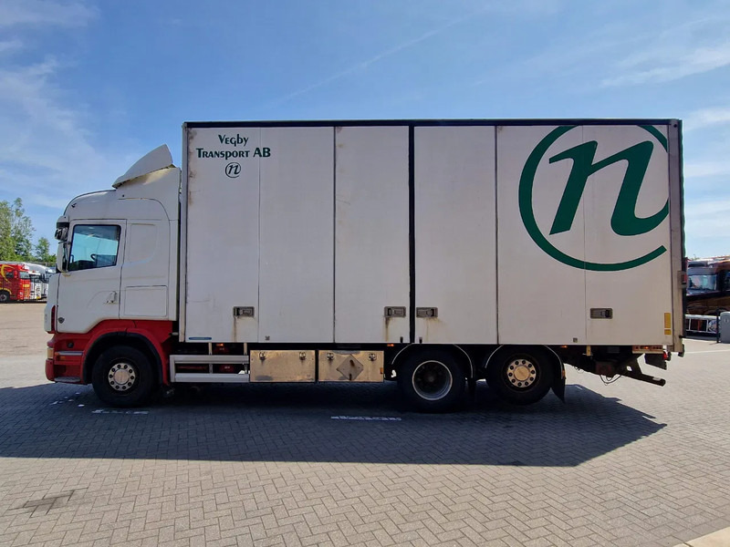 Scania R500 V8 Highline 6x2*4 - Box with side doors - Loadlift - Manual gearbox with retarder - Full air - Steering axle - Bakwagen: afbeelding 4 Scania R500 V8 Highline 6x2*4 - Box with side doors - Loadlift - Manual gearbox with retarder - Full air - Steering axle - Bakwagen: afbeelding 4