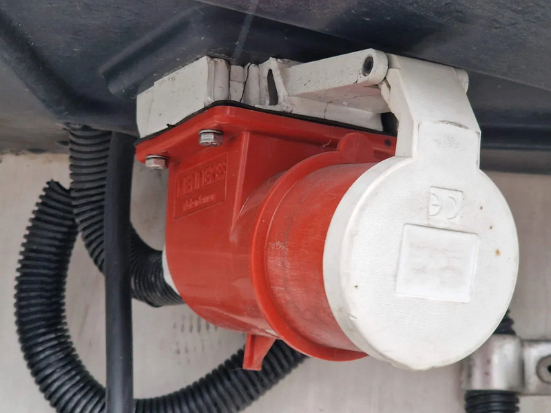 Isotherm oplegger Schmitz Cargobull SCB*S3B - Thermoking SLXe 200 - Rohrbahnen / Meat rails - Lift axle - SAF Axle: afbeelding 15 Isotherm oplegger Schmitz Cargobull SCB*S3B - Thermoking SLXe 200 - Rohrbahnen / Meat rails - Lift axle - SAF Axle: afbeelding 15