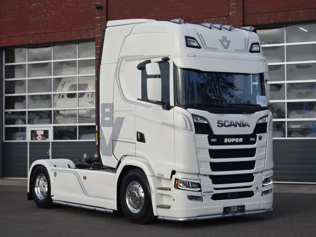 Scania 590S V8 NGS Highline 4x2 - New - Retarder - Leather - Alloy wheels Led - Navi - NEW! - Trekker: afbeelding 1 Scania 590S V8 NGS Highline 4x2 - New - Retarder - Leather - Alloy wheels Led - Navi - NEW! - Trekker: afbeelding 1