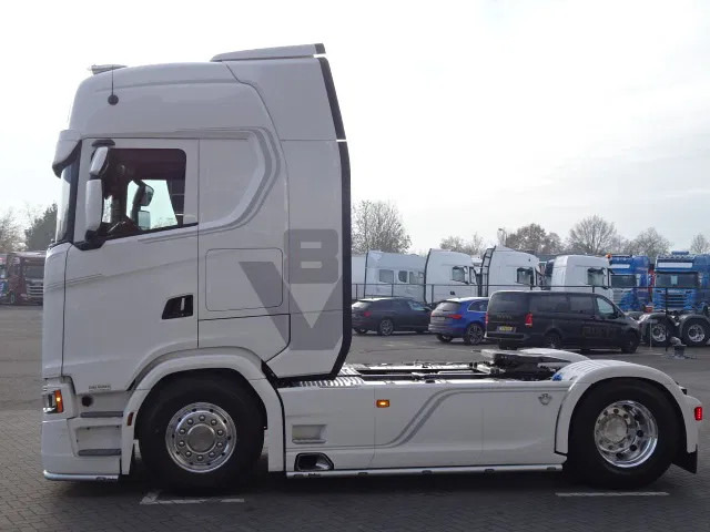Scania 590S V8 NGS Highline 4x2 - New - Retarder - Leather - Alloy wheels Led - Navi - NEW! - Trekker: afbeelding 4 Scania 590S V8 NGS Highline 4x2 - New - Retarder - Leather - Alloy wheels Led - Navi - NEW! - Trekker: afbeelding 4