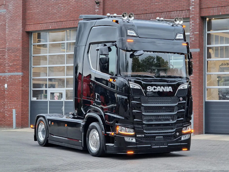Scania 590S V8 NGS Highline 4x2 - New show truck - Full spec - Retarder - Leather - Full air - BUFFL - Trekker: afbeelding 3 Scania 590S V8 NGS Highline 4x2 - New show truck - Full spec - Retarder - Leather - Full air - BUFFL - Trekker: afbeelding 3