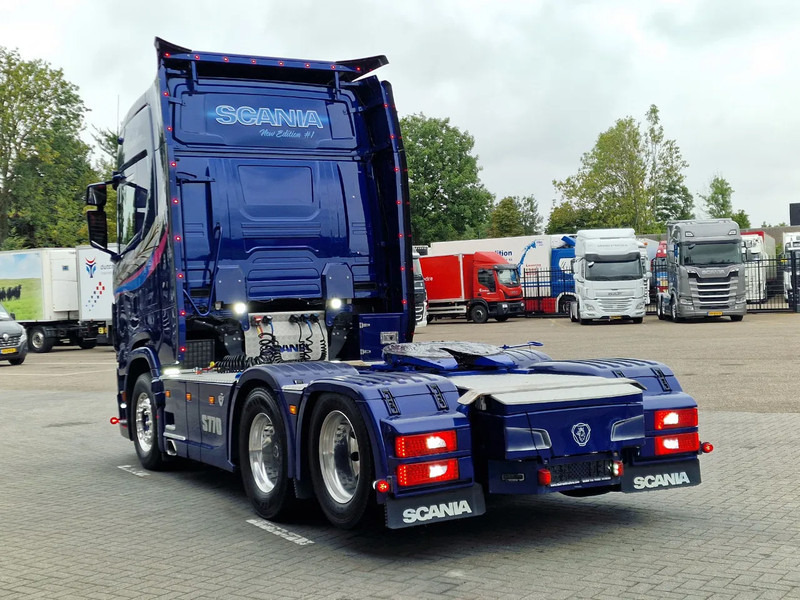 Scania 770S V8 NGS Highline 6x2 - Show truck - Special paint - Custom interior - Retarder - Full air - Night clima - Trekker: afbeelding 5 Scania 770S V8 NGS Highline 6x2 - Show truck - Special paint - Custom interior - Retarder - Full air - Night clima - Trekker: afbeelding 5