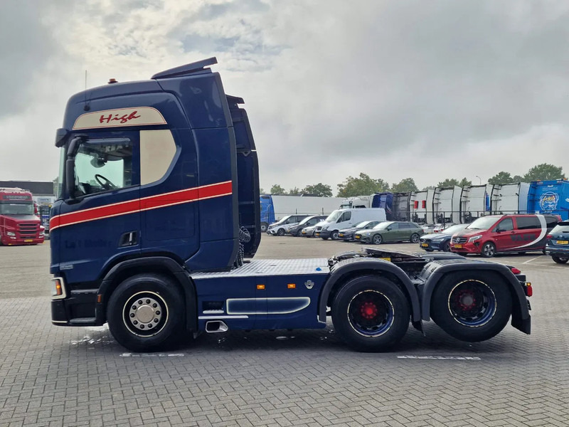 Scania R520 V8 NGS Highline 6x2 - PTO/Hydraulic - Full air - 2.95 WB - Navi - Fridge - Sliding 5th wheel - Trekker: afbeelding 4 Scania R520 V8 NGS Highline 6x2 - PTO/Hydraulic - Full air - 2.95 WB - Navi - Fridge - Sliding 5th wheel - Trekker: afbeelding 4